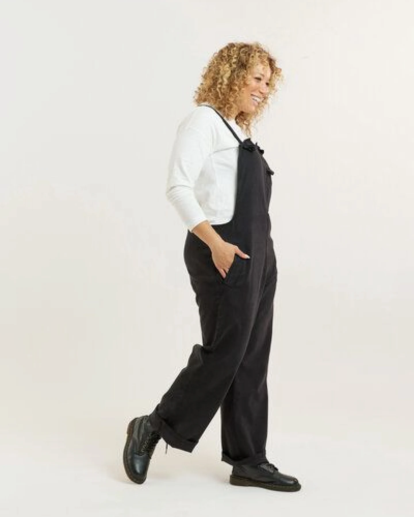 Flax and Loom Tencel-Baumwoll Latzhose Relaxed Fit Modell: Lou Barker – Ansicht 2