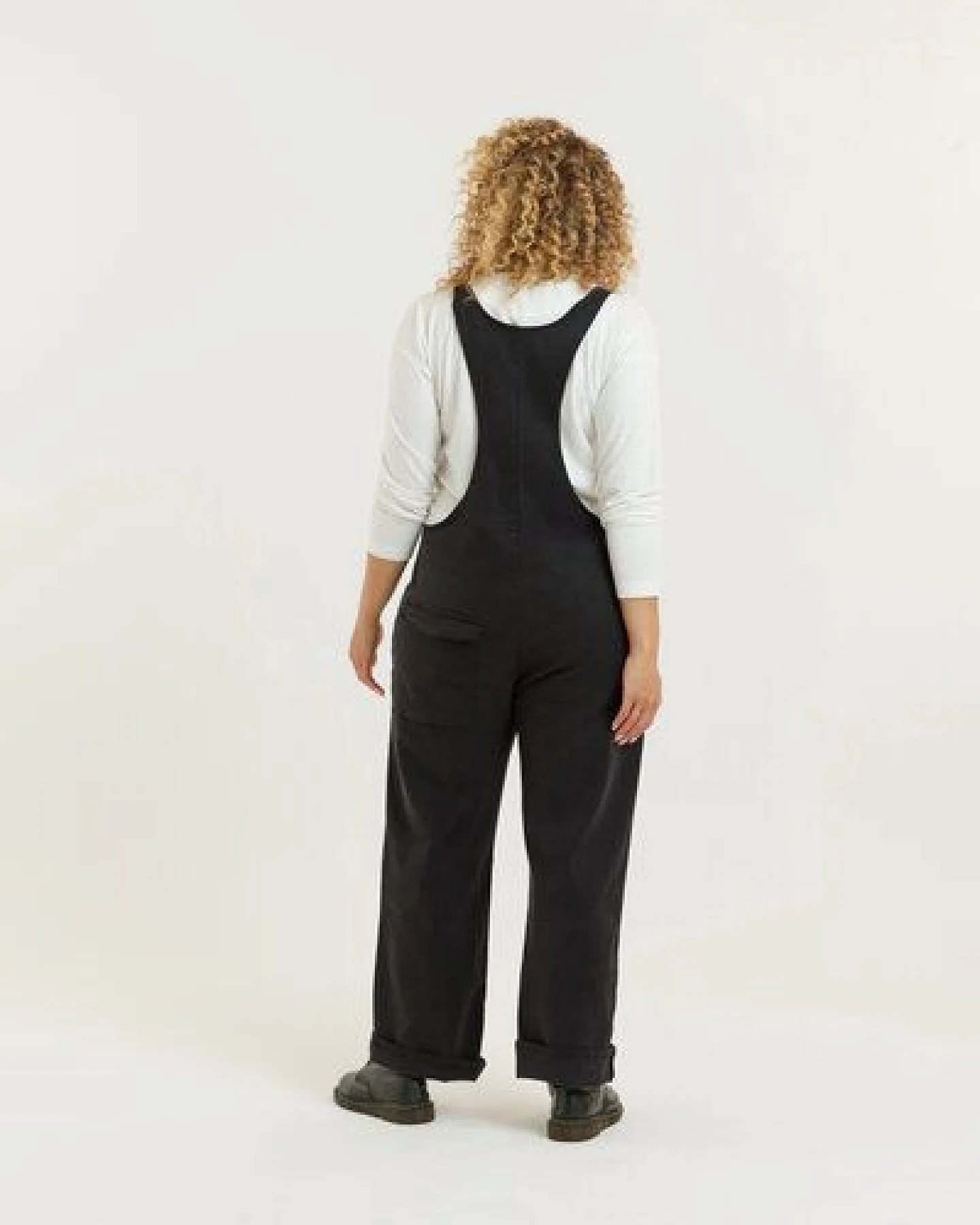 Flax and Loom Tencel-Baumwoll Latzhose Relaxed Fit Modell: Lou Barker – Ansicht 3