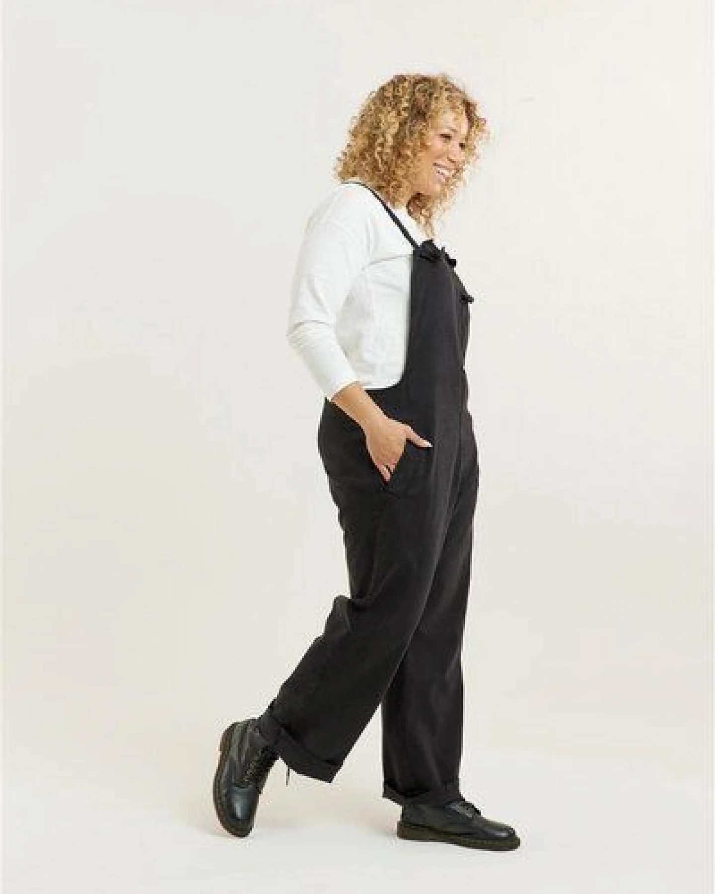 Flax and Loom Tencel-Baumwoll Latzhose Relaxed Fit Modell: Lou Barker – Ansicht 2