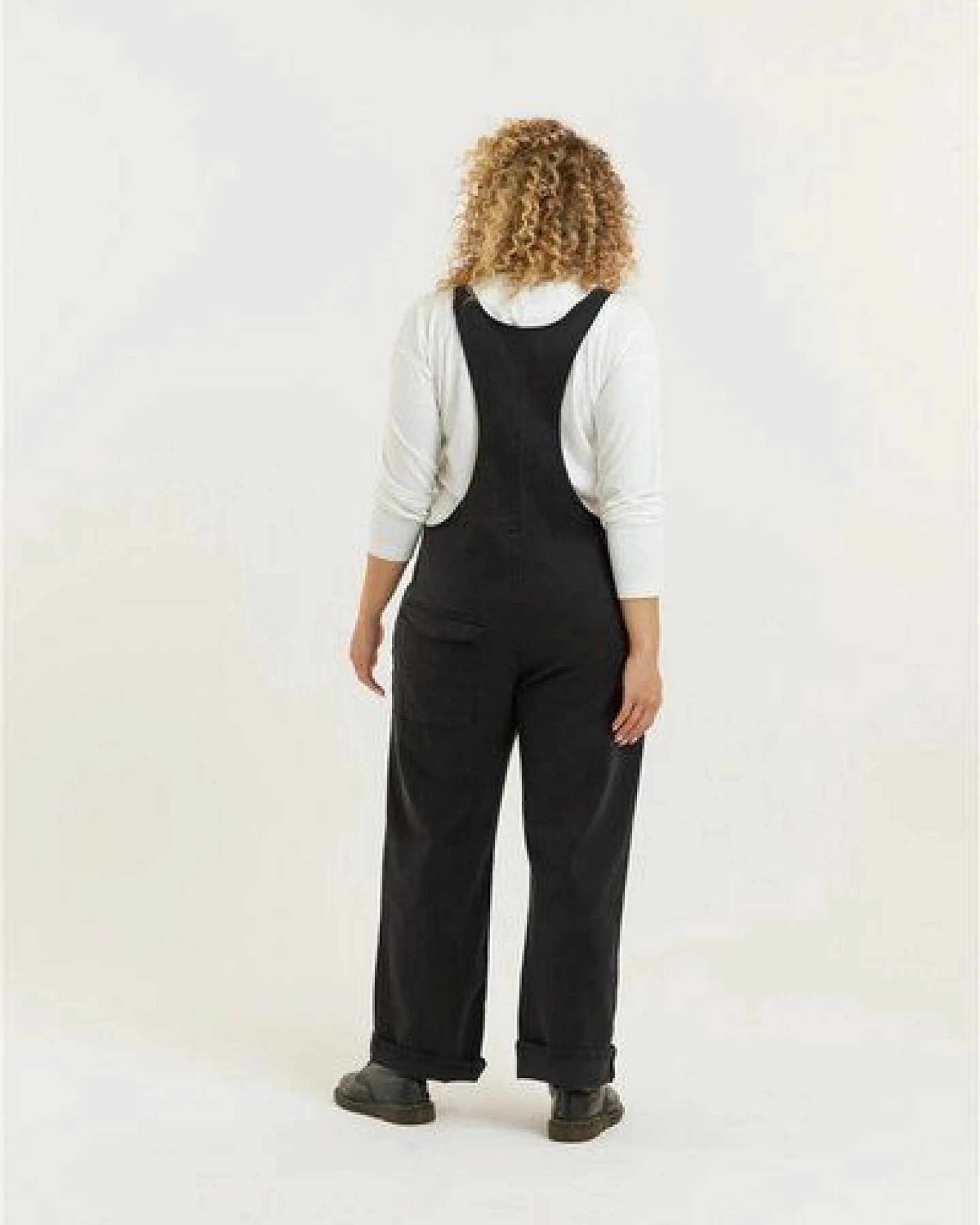 Flax and Loom Tencel-Baumwoll Latzhose Relaxed Fit Modell: Lou Barker – Ansicht 3