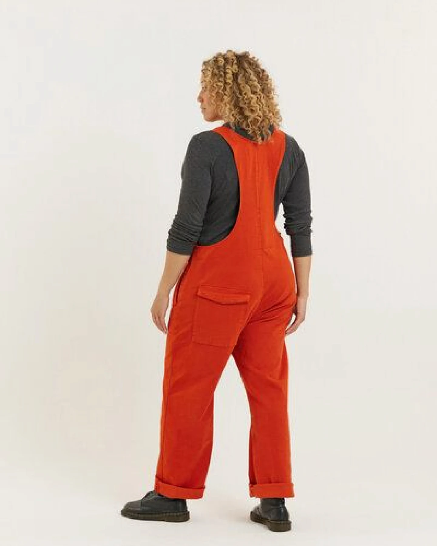 Flax and Loom Tencel-Baumwoll Latzhose Relaxed Fit Modell: Lou Barker – Ansicht 3