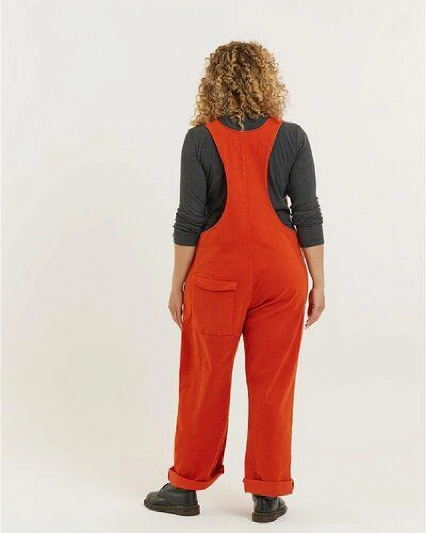 Flax and Loom Tencel-Baumwoll Latzhose Relaxed Fit Modell: Lou Barker – Ansicht 3