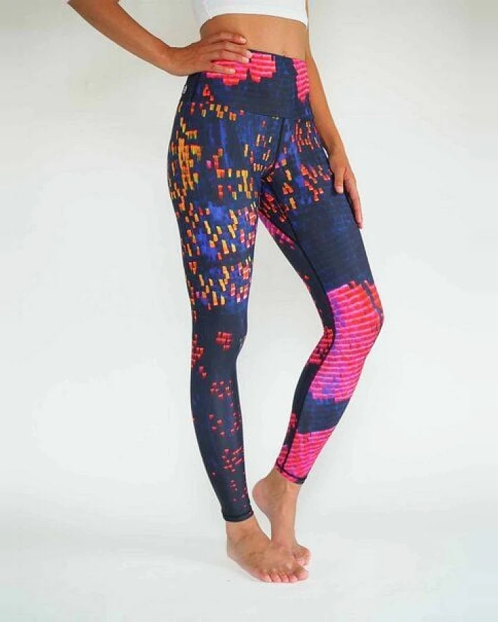 Arctic Flamingo Bunte Yoga Leggings TECHNO BIRD aus ECONYL® regeneriertem Nylon