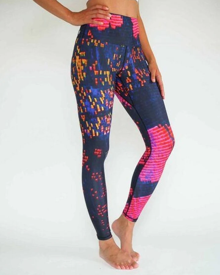 Arctic Flamingo Bunte Yoga Leggings TECHNO BIRD aus ECONYL® regeneriertem Nylon