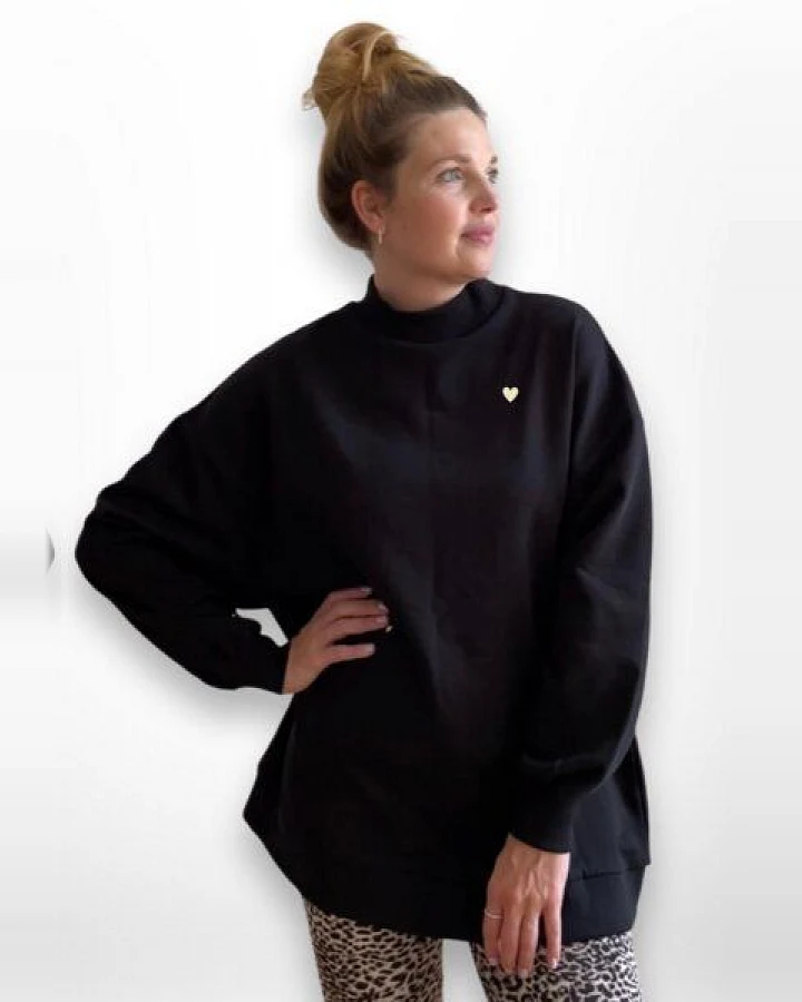 noemvri fashion label oversized Sweatshirt Turtleneck mit einem Herz auf der Brust