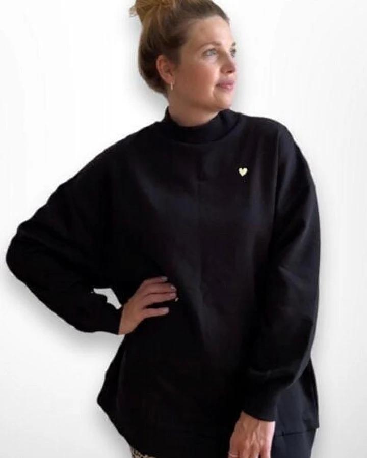 noemvri fashion label oversized Sweatshirt Turtleneck mit einem Herz auf der Brust