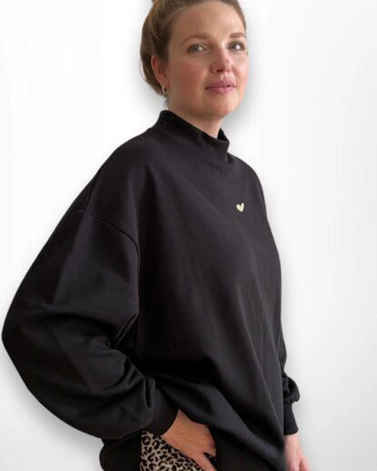 noemvri fashion label oversized Sweatshirt Turtleneck mit einem Herz auf der Brust – Ansicht 2