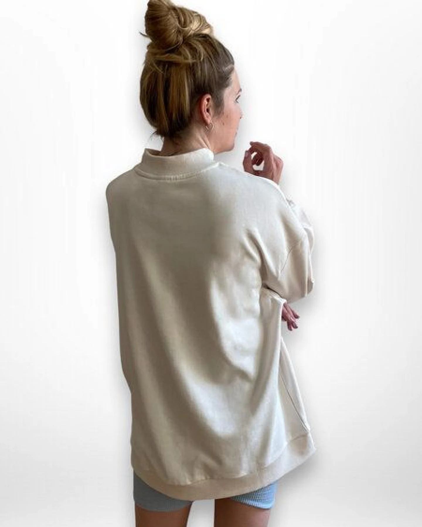 noemvri fashion label oversized Sweatshirt Turtleneck mit einem Herz auf der Brust – Ansicht 2