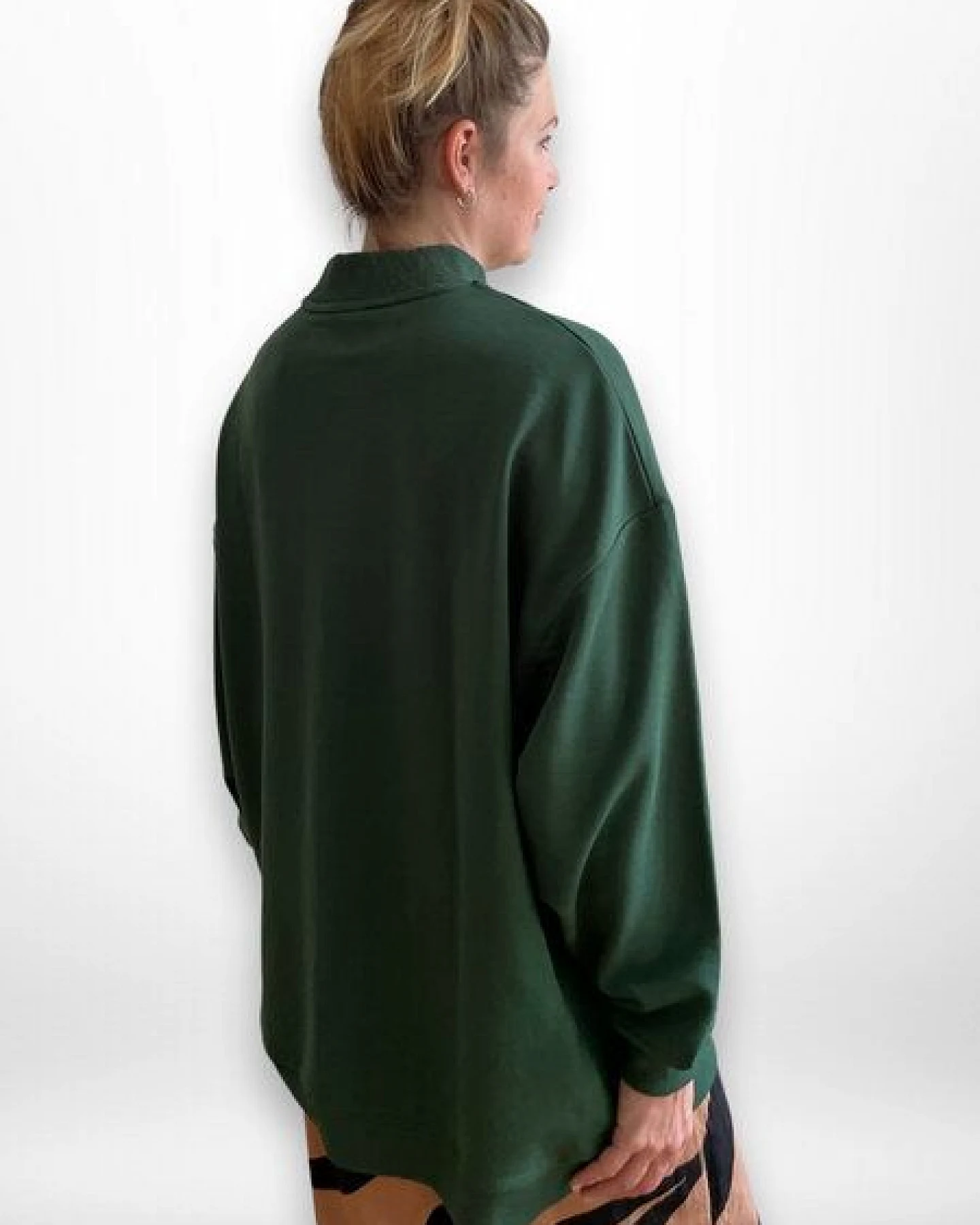 noemvri fashion label oversized Sweatshirt Turtleneck mit einem Herz auf der Brust – Ansicht 2
