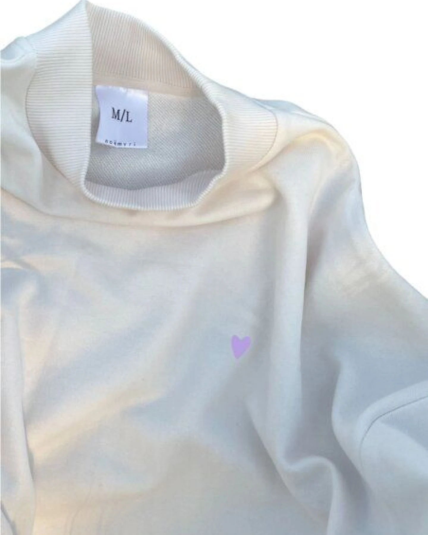 noemvri fashion label oversized Sweatshirt Turtleneck mit einem Herz auf der Brust – Ansicht 2