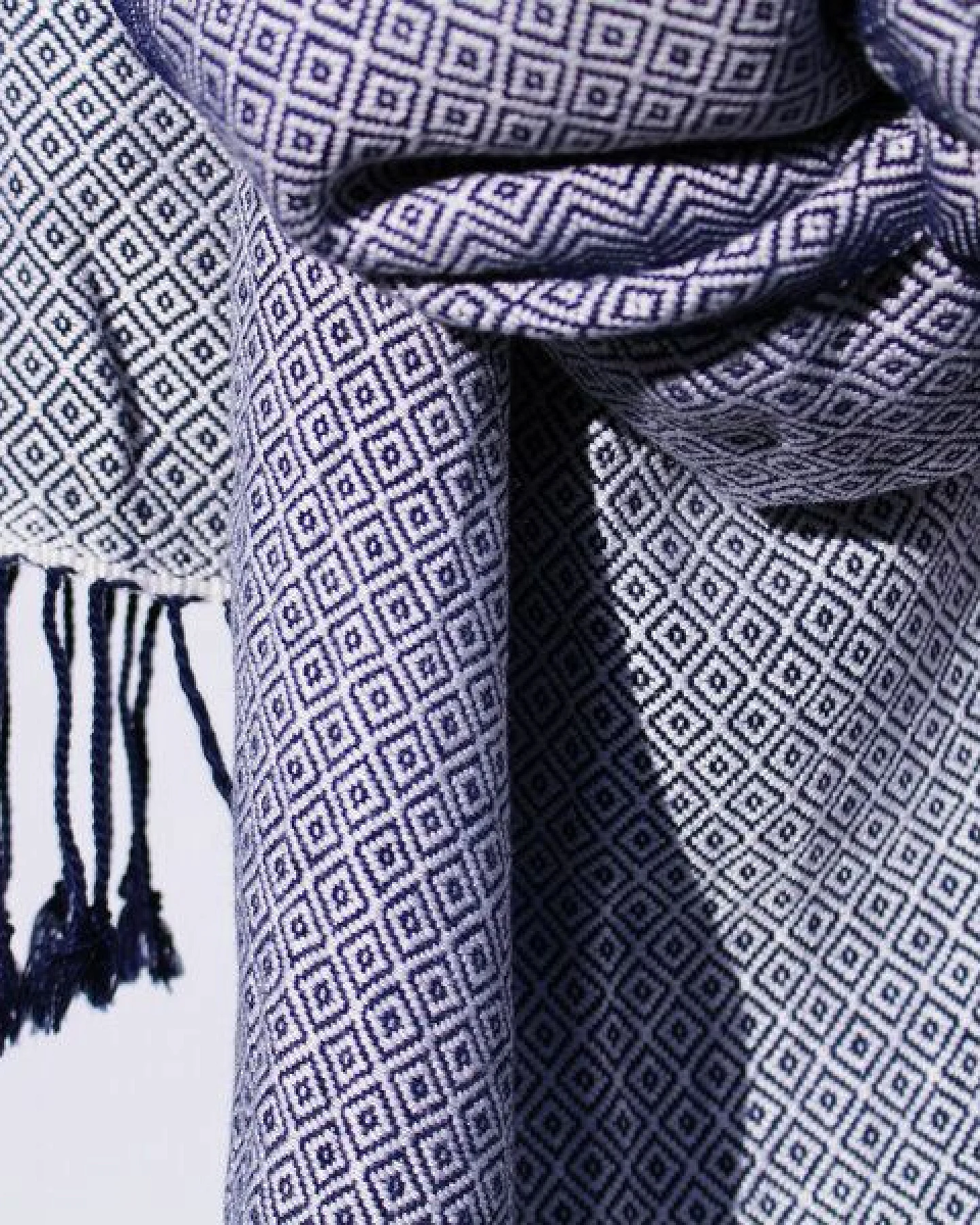 Schönes aus Indochina Upcycling Baumwollschal marine/weiß handgewebt und fair gehandelt – Ansicht 2