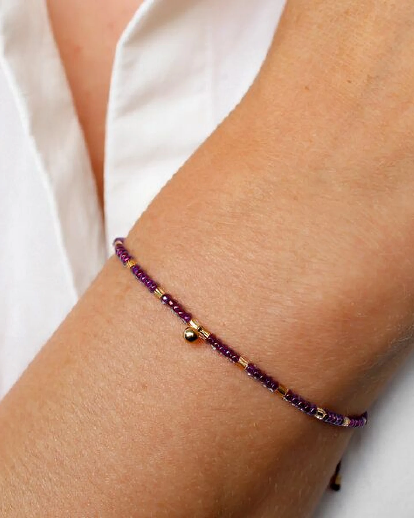 juni Lila Perlenarmband "Miss Purple" mit Goldkugel Anhänger aus recyceltem Gold – Ansicht 2