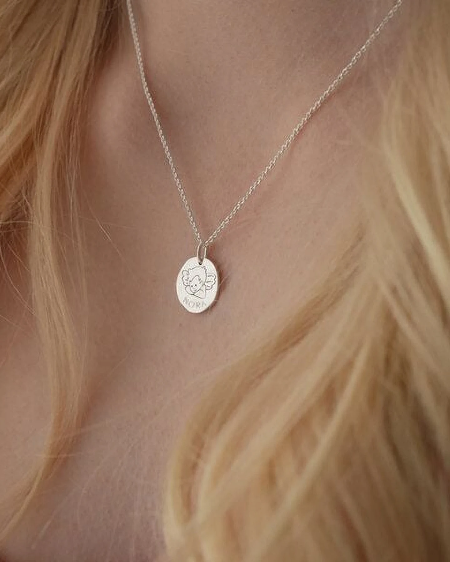 BELLYBIRD Jewellery Kinderkette - kleiner Schutzengel mit Namensgravur, Anhänger/ Silber/ vergoldet – Ansicht 4