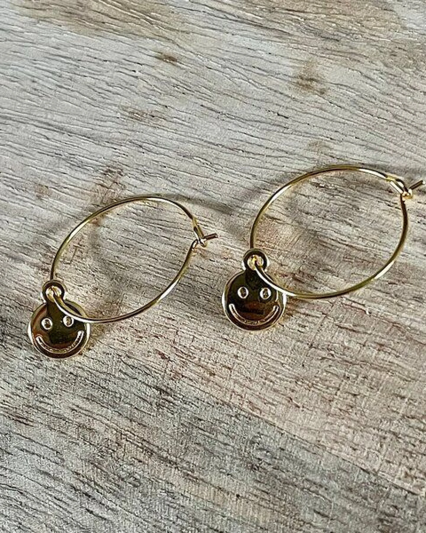 Feine SMILEY Creolen in 20mm mit Anhänger ca. 10 x 8mm (Ø 1.4mm) von Elektropulli – Ansicht 2