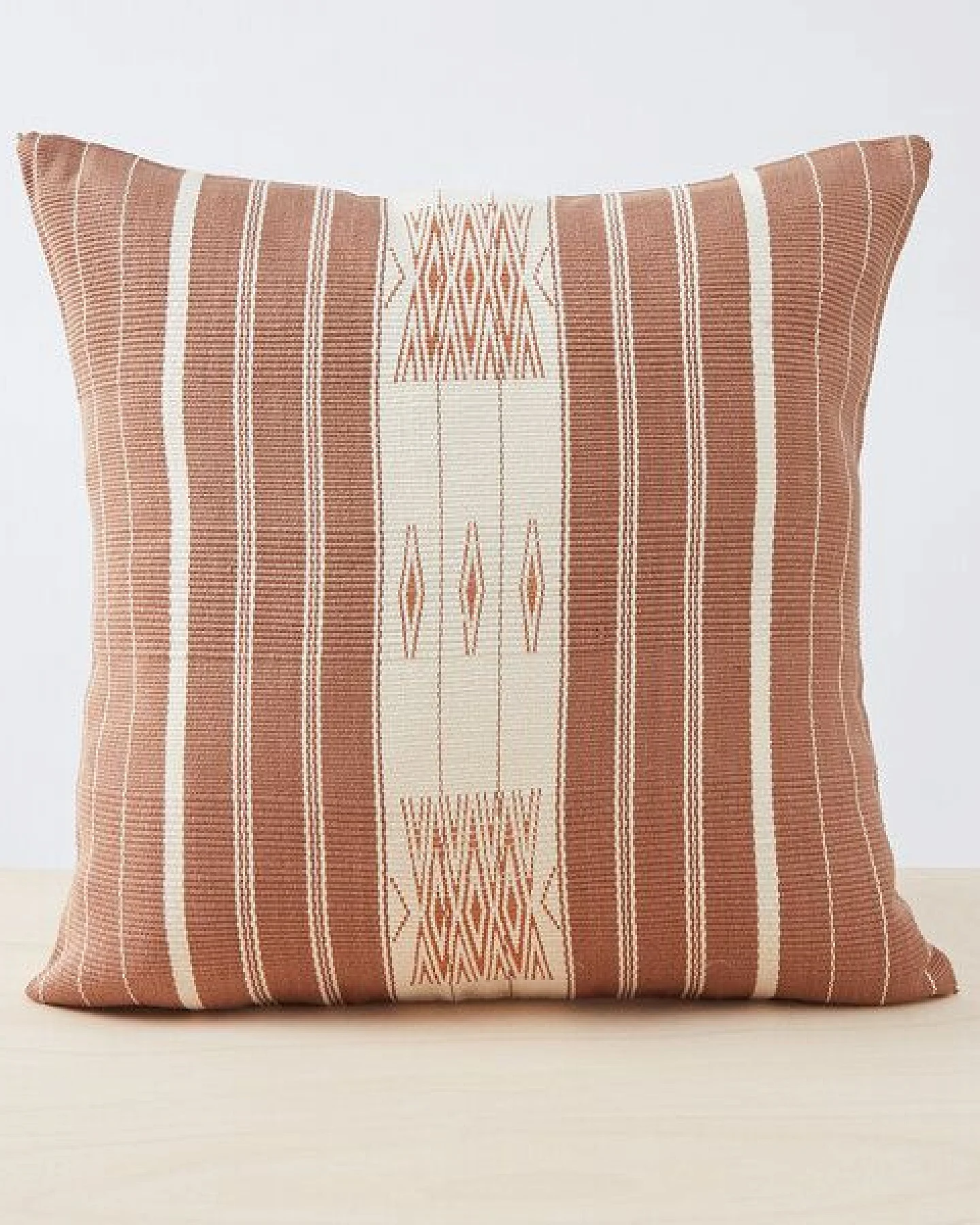By Native Kissen Lipila aus dem Nagaland, handgewebtes Unikat, fair und sozial hergestellt, 100% Baumwolle – Ansicht 3