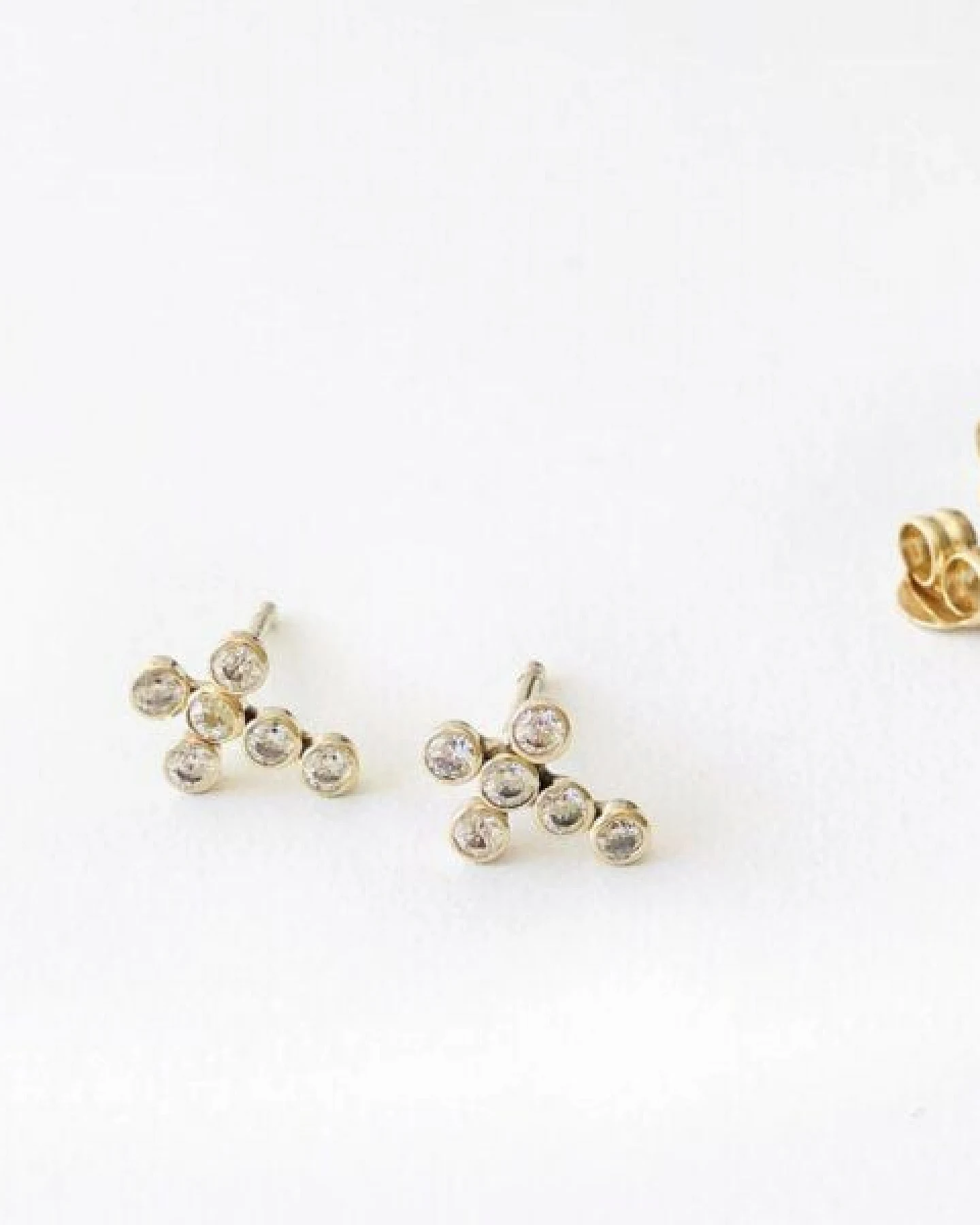 BELLYBIRD Jewellery OHRSTECKER - kleines Kreuz mit Zirkoniasteinen, 375 Gold – Ansicht 2