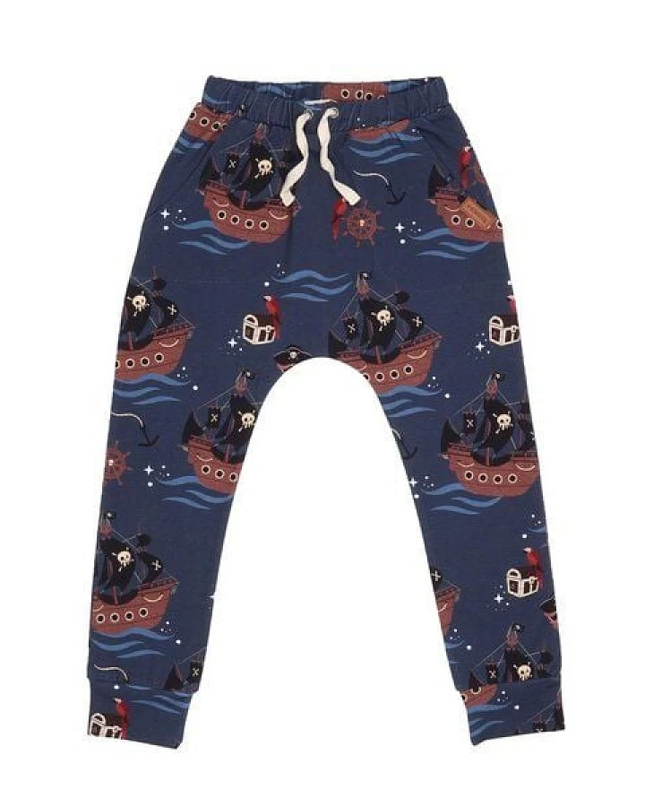 Jogginghose Kinder Dunkelblau mit Piratenprint aus GOTS-zertifizierter Bio-Baumwolle – Walkiddy