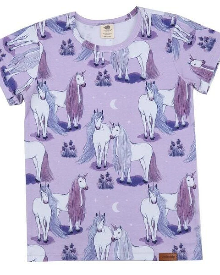 Kinder T-Shirt GOTS zertifiziert Bio-Baumwolle Lila Einhorn-Print „Unicornland“ 95/5 Elasthan Kurzarm – Walkiddy