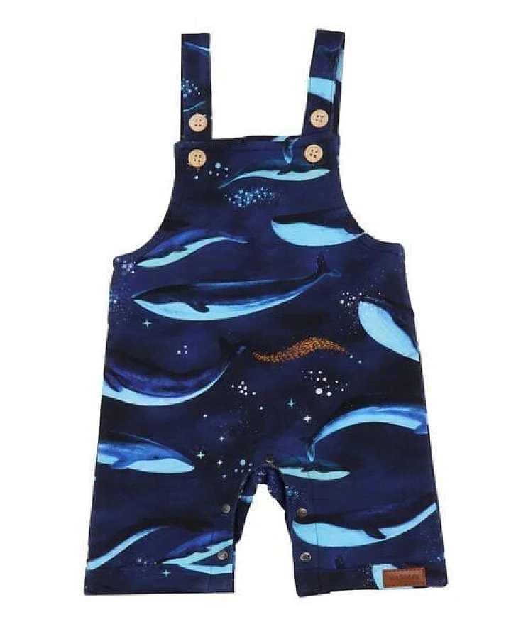 Latzstrampler Dunkelblau Wale-Allover Bio-Baumwolle GOTS – Walkiddy