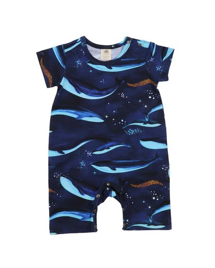 Baby Strampler GOTS zertifiziert, dunkelblau, Wal-Allover „Whaley’s Song“, Kurzarm – Walkiddy