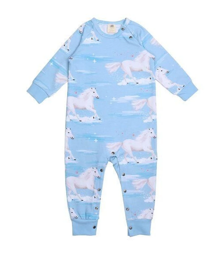 Baby Strampler GOTS zertifiziert, Bio-Baumwolle, hellblau, Pferde-Muster „White Horses“, Langarm, weich – Walkiddy