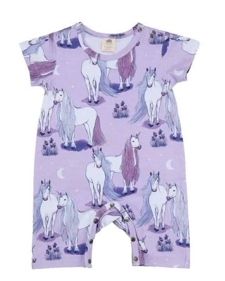 Baby Kurzarm-Strampler GOTS zertifiziert – Lila mit Einhornmotiv, weich & bequem
