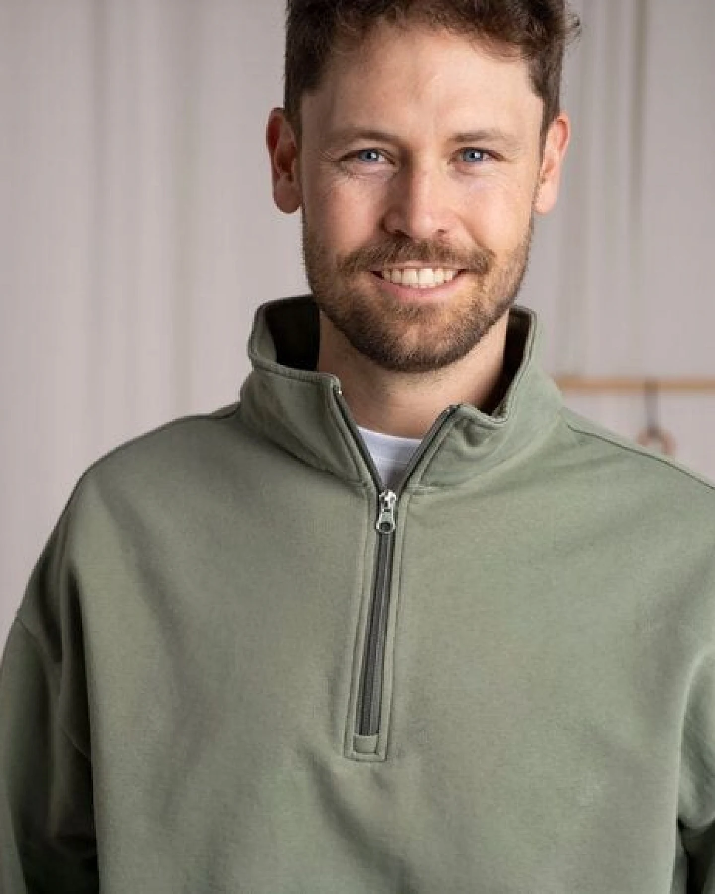 Vresh Clothing Valentin - Unisex Half-Zip-Hoodie aus Biobaumwolle – Ansicht 3