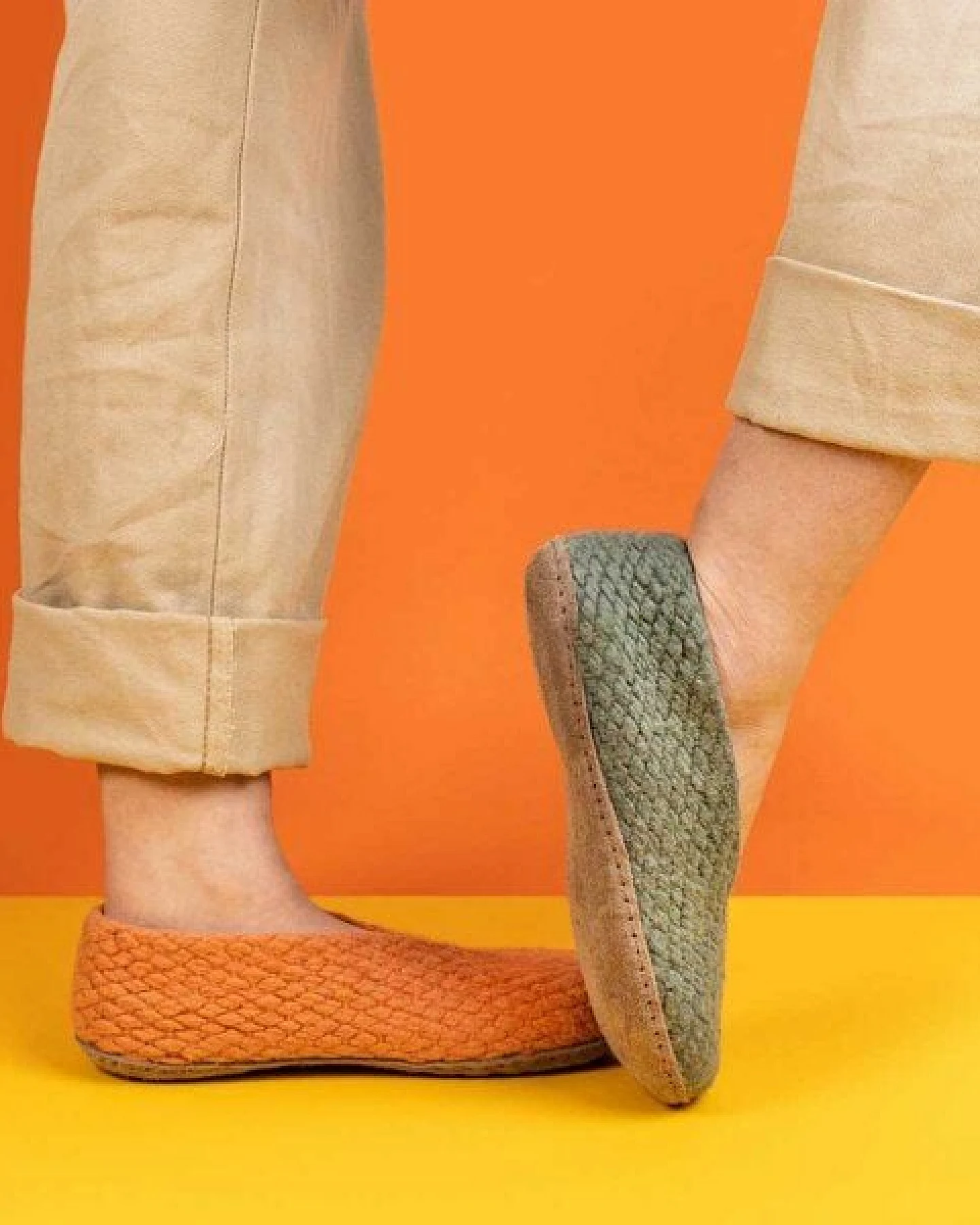 WoolFit Handgewebte bunte Hausschuhe "Woolies" aus Wolle für Damen – Ansicht 2