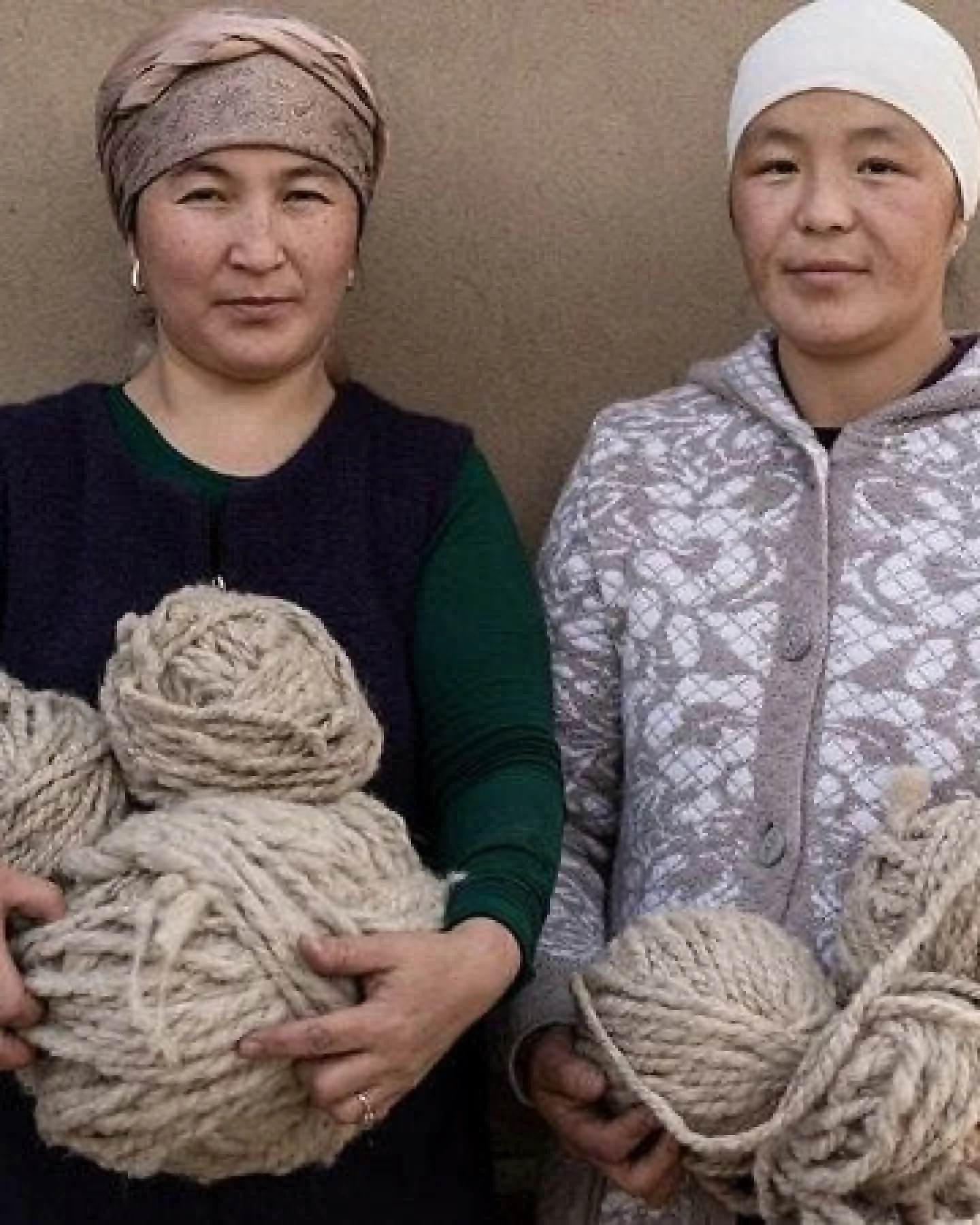 WoolFit Handgewebte bunte Hausschuhe "Woolies" aus Wolle für Damen – Ansicht 4