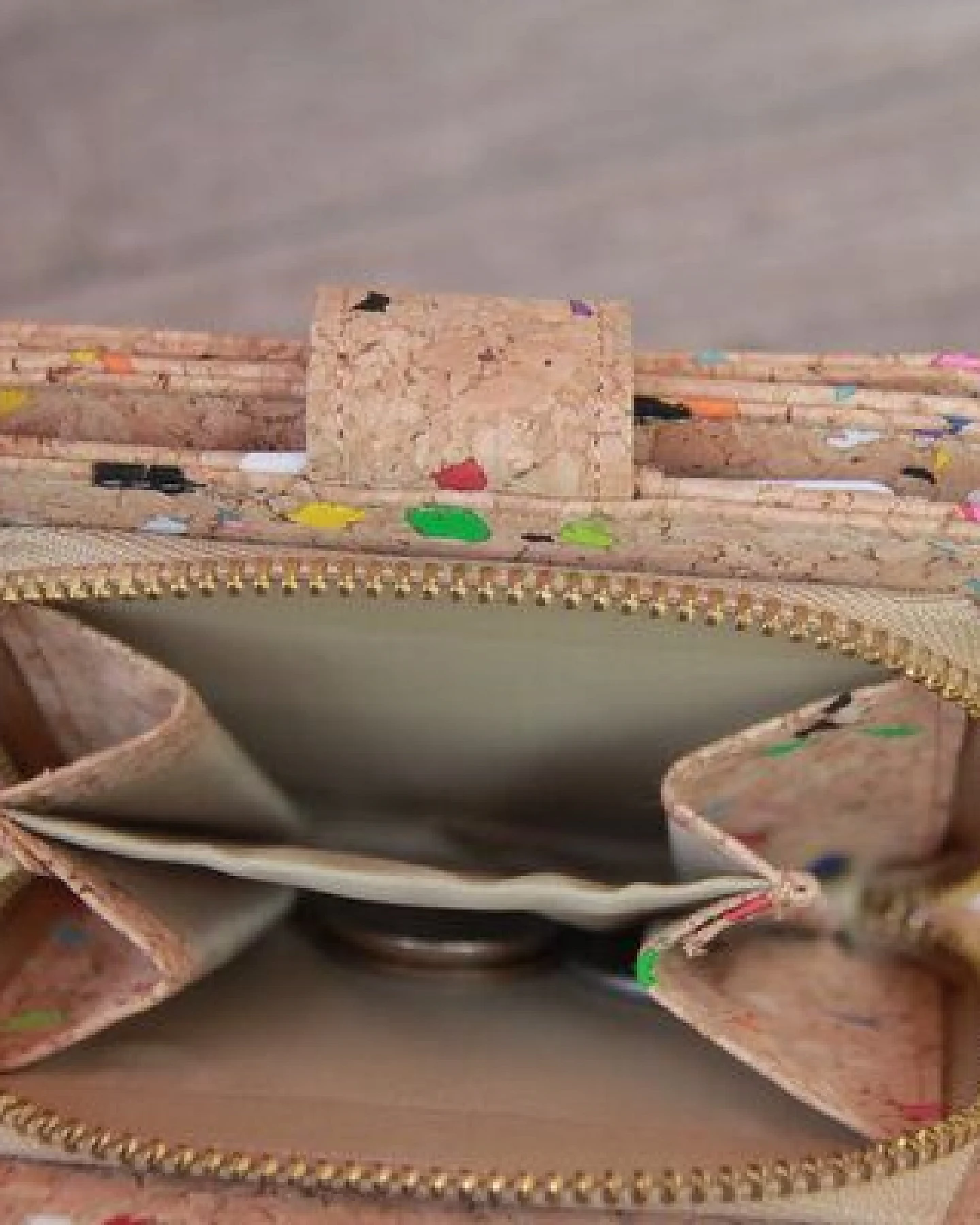 BY COPALA Portemonnaie aus Kork mit Farbakzenten und Zipper. – Ansicht 4