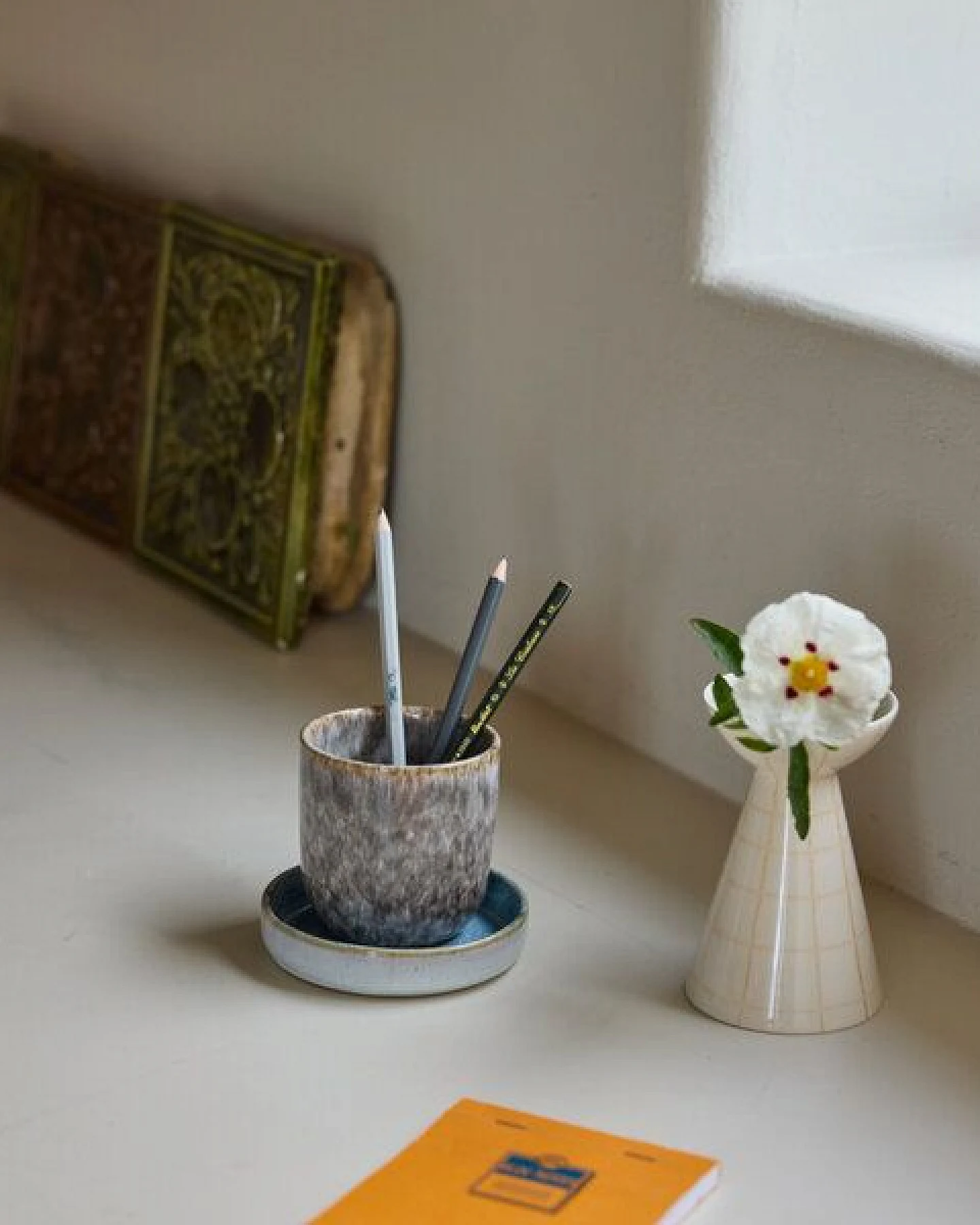 onomao Handbemalte Vase 'Duartinho' aus Steinzeug – Ansicht 2