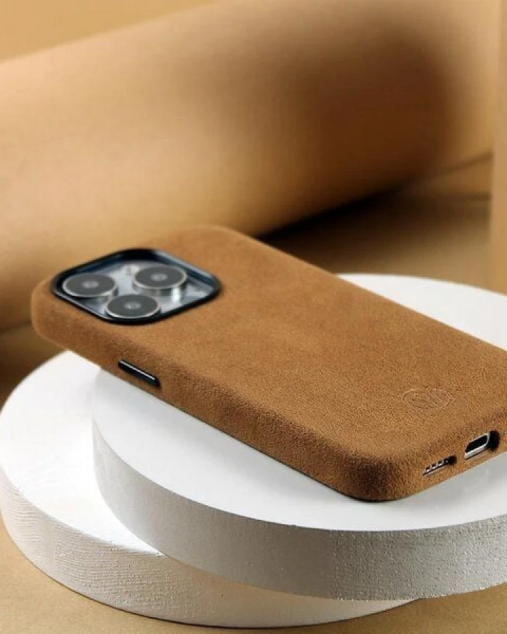 GOOD WILHELM iPhone Pro Hülle JOSEPH aus italienischem Alcantara (vegan)