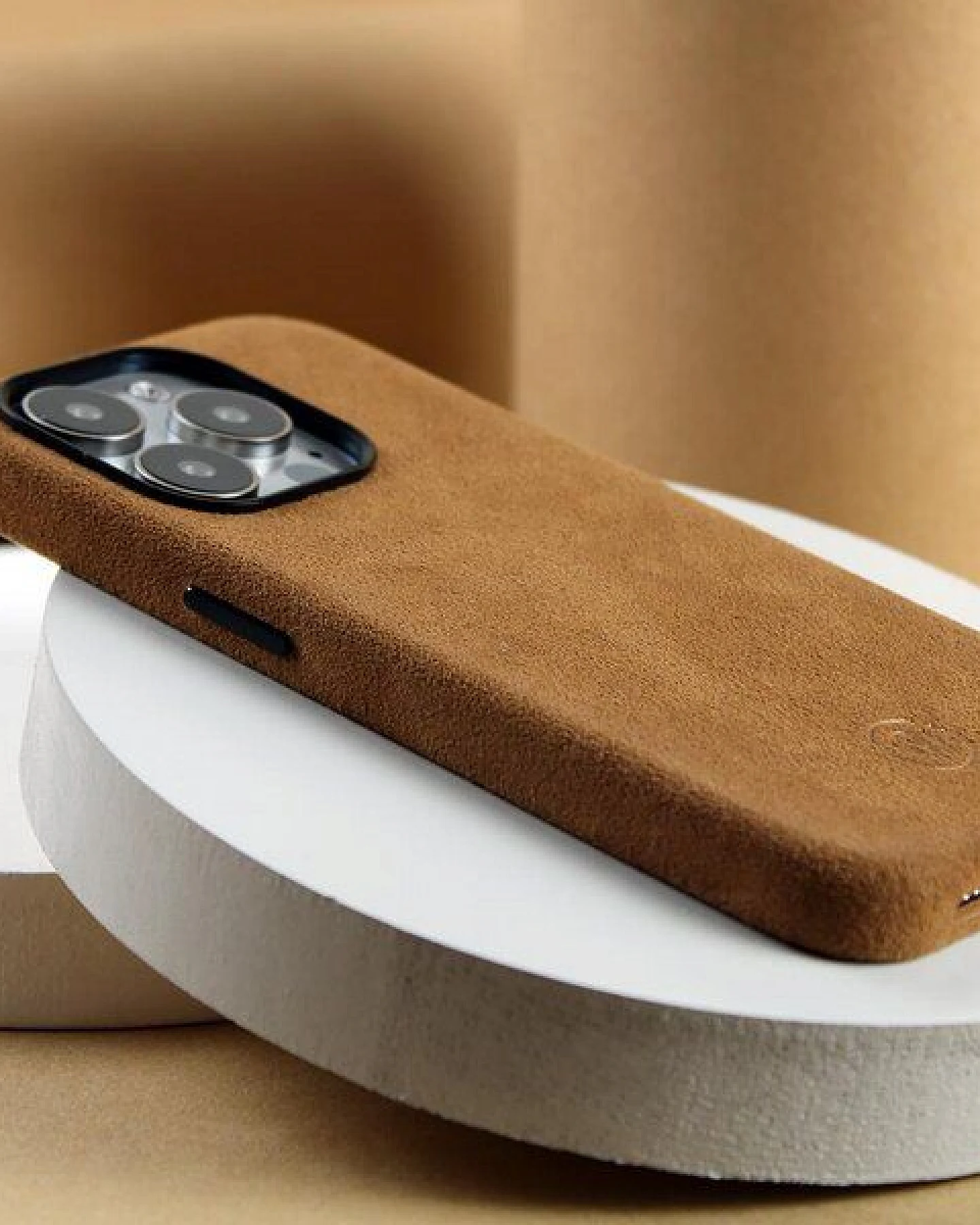 GOOD WILHELM iPhone Pro Hülle JOSEPH aus italienischem Alcantara (vegan) – Ansicht 3