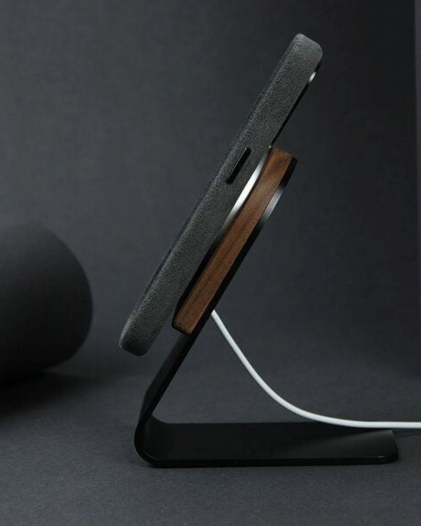 GOOD WILHELM iPhone Pro Hülle JOSEPH aus italienischem Alcantara (vegan) – Ansicht 3