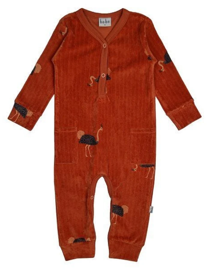 Strampler mit Straußendruck von baba Kidswear auf gemütlichem Samt