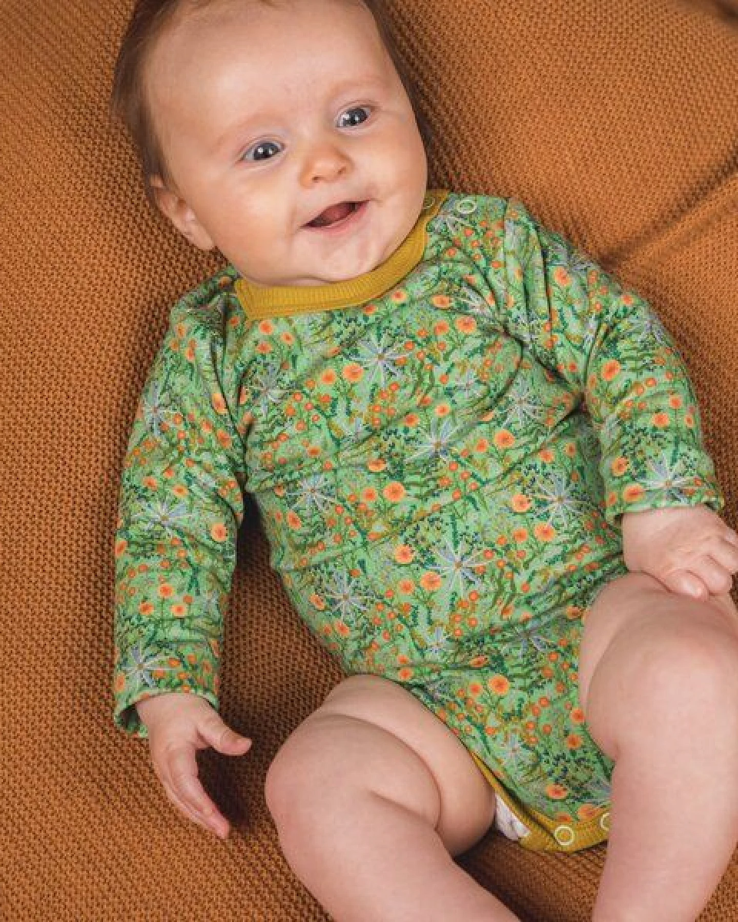 Langarmbody mit süßem Blumenprint von baba Kidswear – Ansicht 2