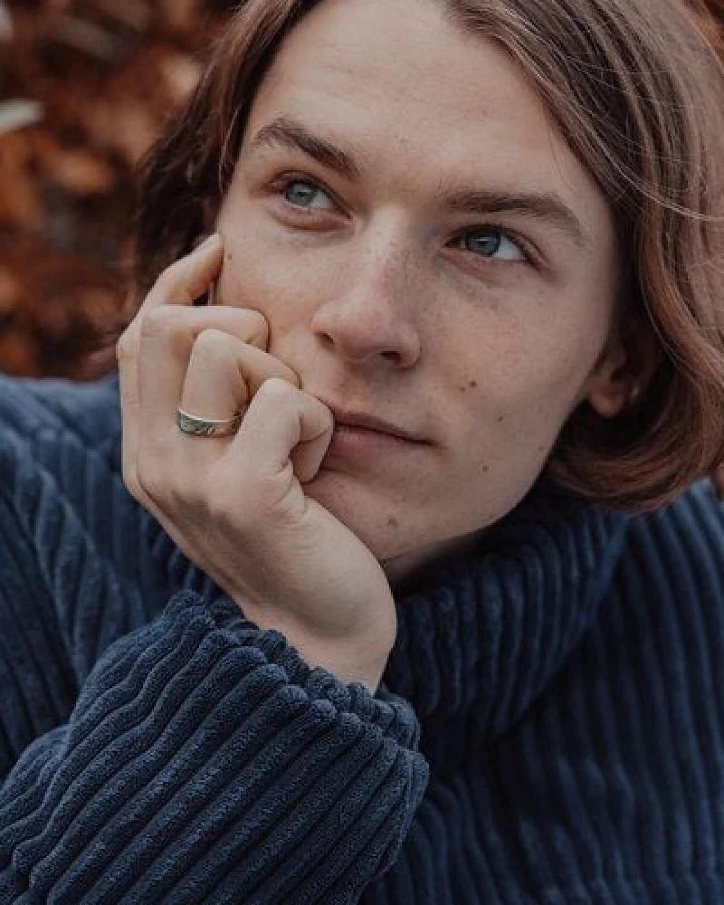 Nella & Sina Gehämmerter Ring Leonardo in Silber und Gold – Ansicht 2