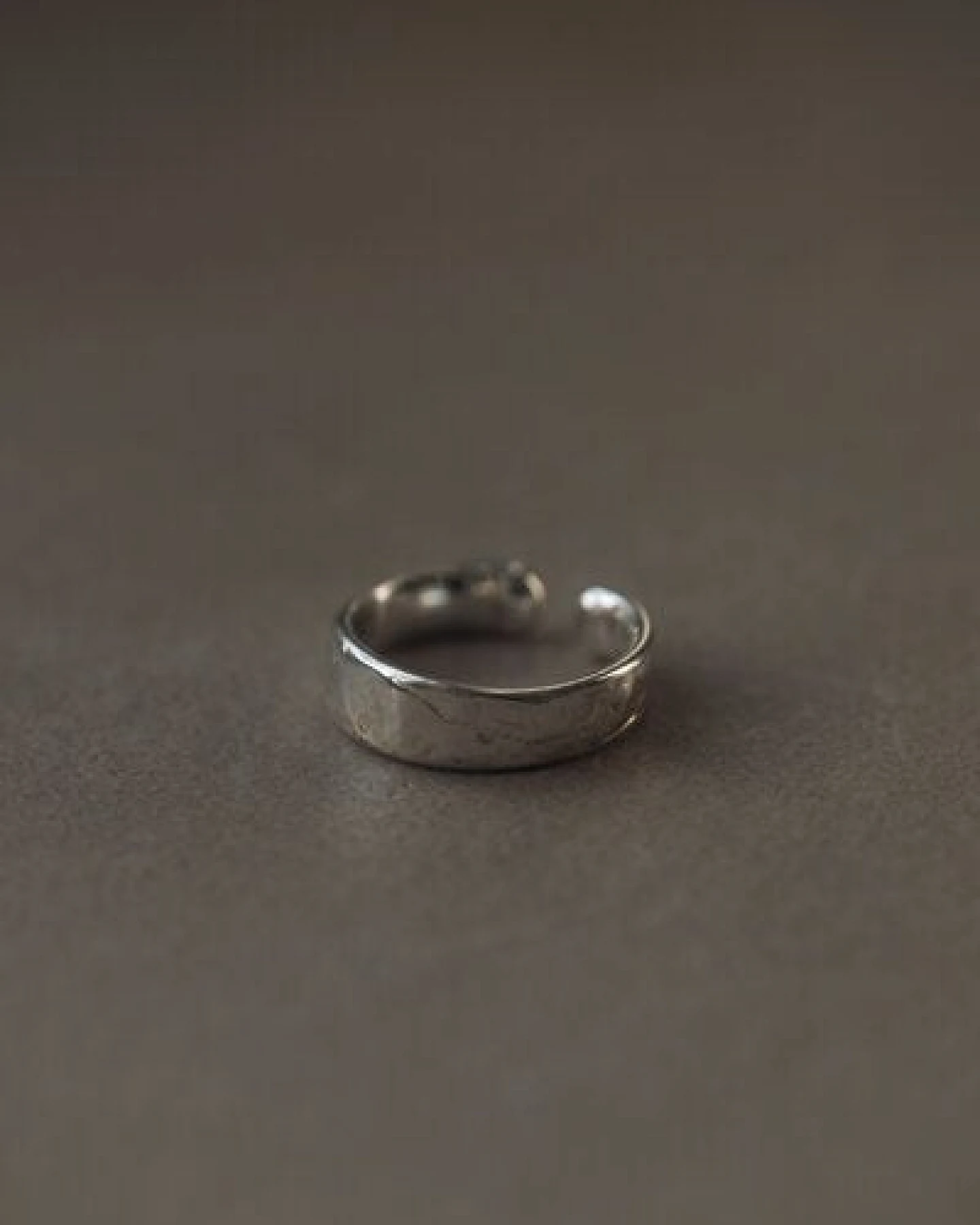 Nella & Sina Gehämmerter Ring Leonardo in Silber und Gold – Ansicht 3