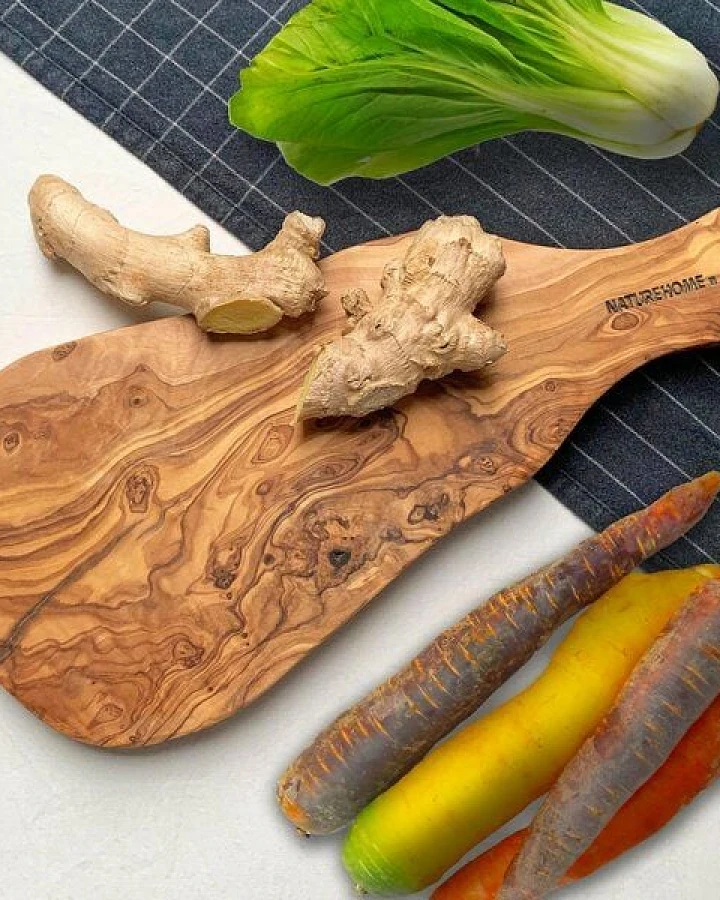 Traditionelle Schönheit in jedem Detail: Das Ovale Olivenholz-Servierbrett von NATUREHOME mit Griff 30cm