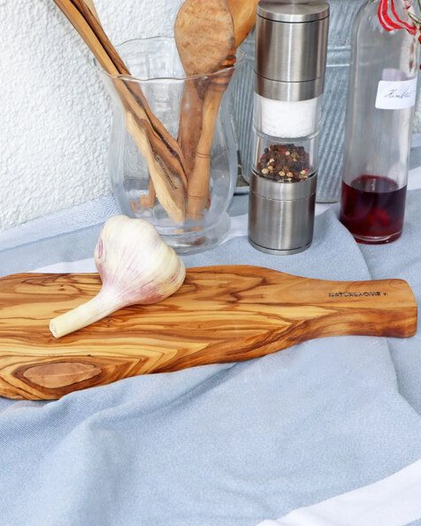 Traditionelle Schönheit in jedem Detail: Das Ovale Olivenholz-Servierbrett von NATUREHOME mit Griff 30cm – Ansicht 3