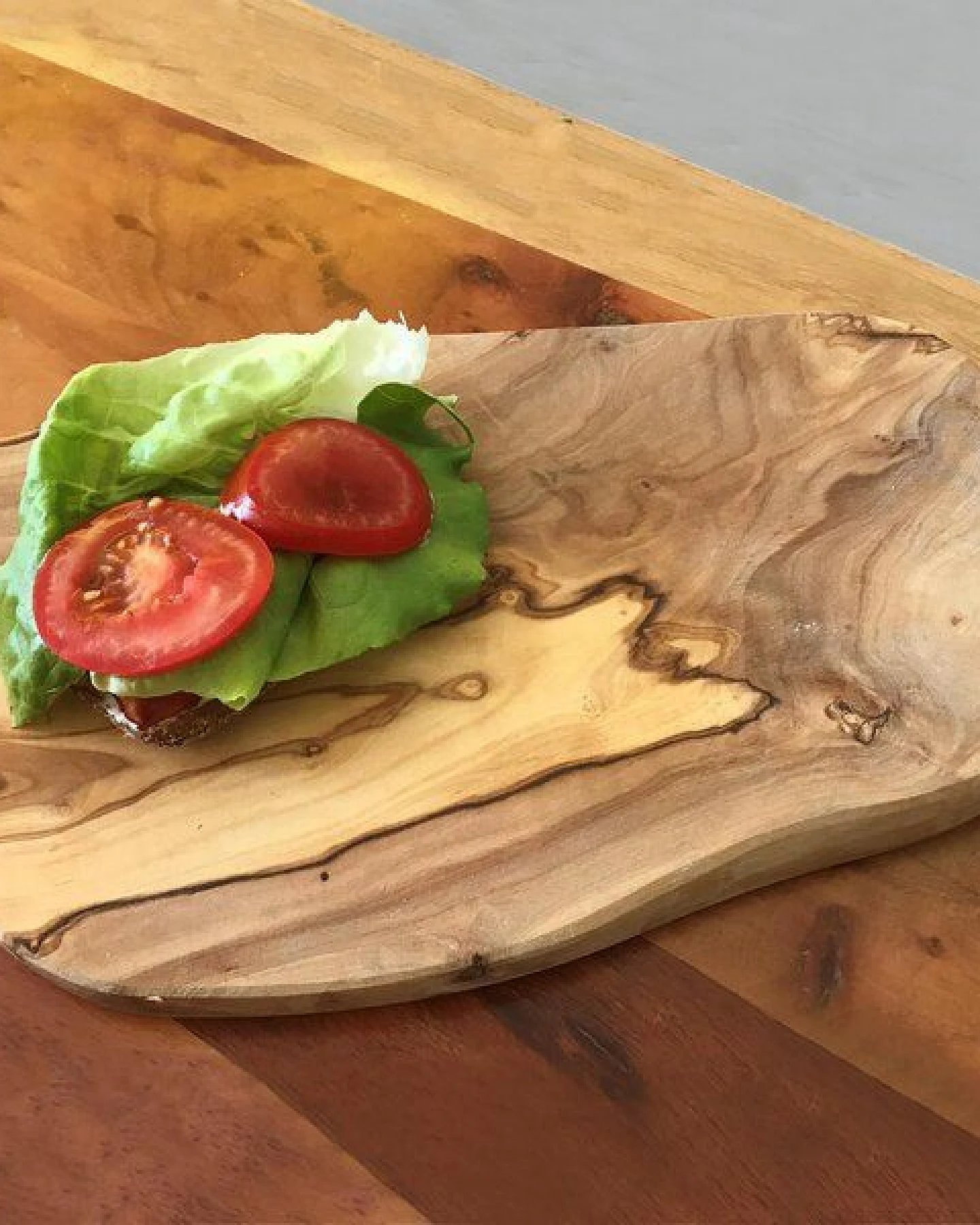 NATUREHOME Brotzeit-Sets Zwei Schneidebretter mit Naturkante Olivenholz Handarbeit versch. Größen – Ansicht 2