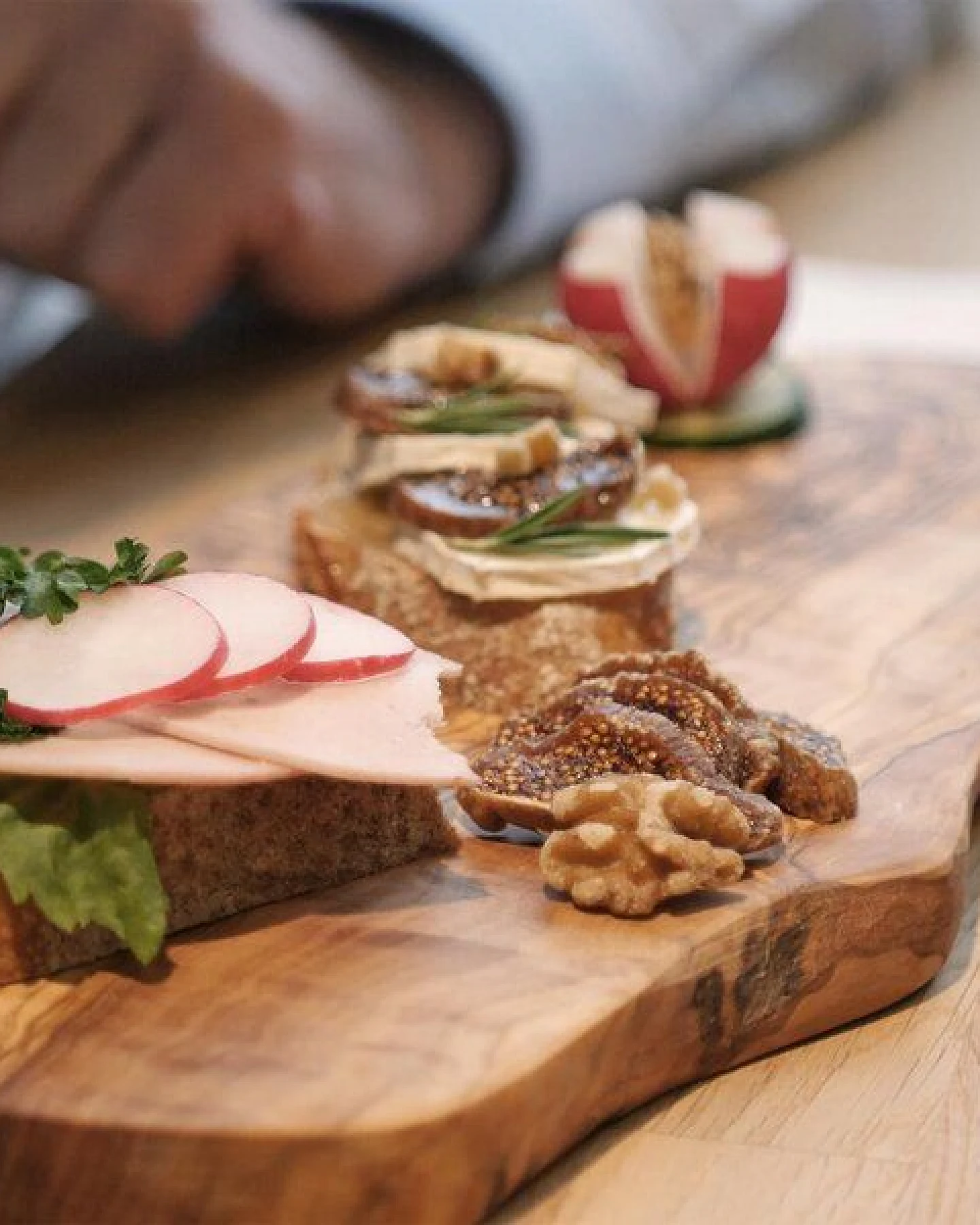 NATUREHOME Brotzeit-Sets Zwei Schneidebretter mit Naturkante Olivenholz Handarbeit versch. Größen – Ansicht 4
