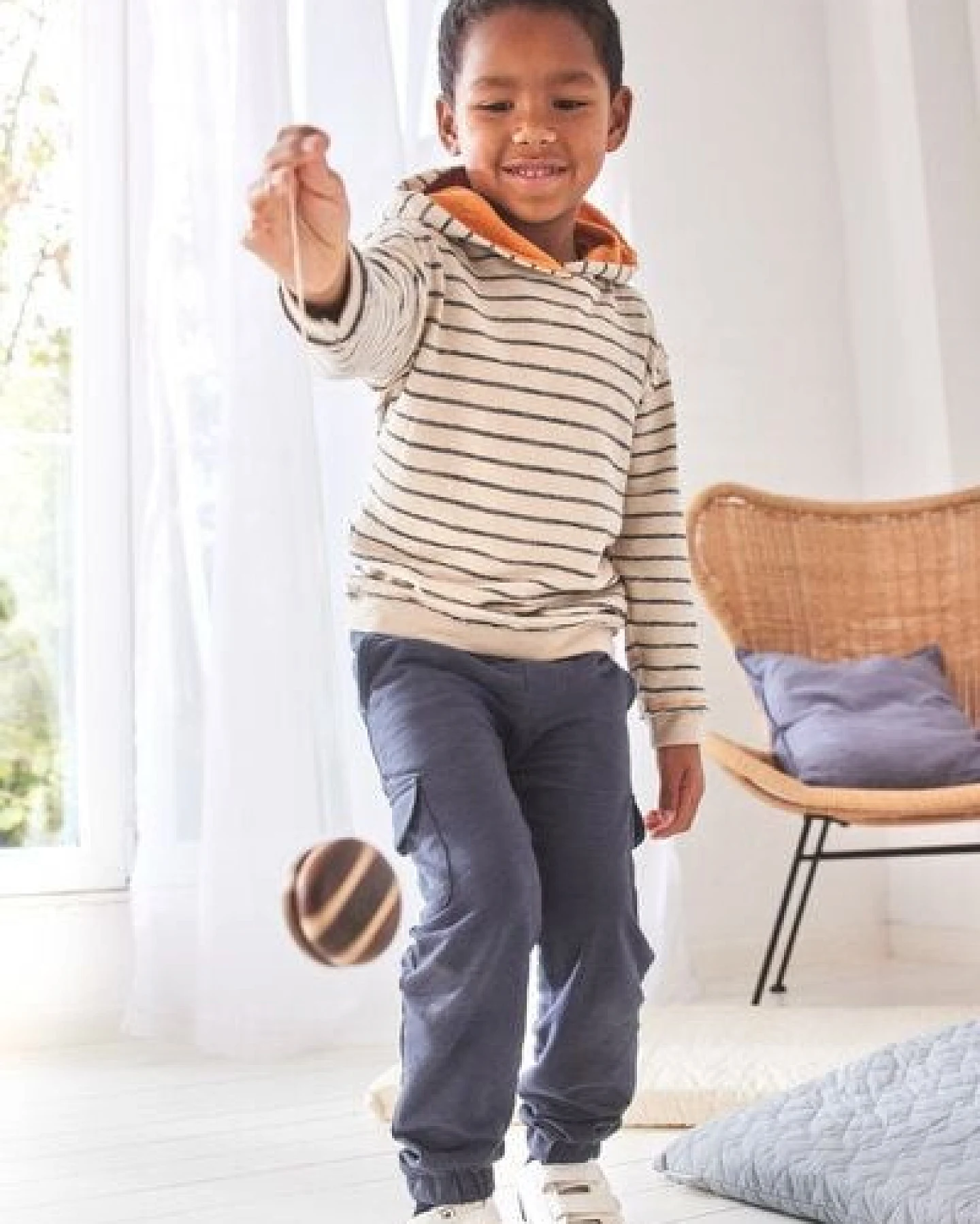People Wear Organic Sweat-Hose mit aufgesetzten Klappentaschen am Oberschenkel, dunkelblau, aus Bio-Baumwolle – Ansicht 4