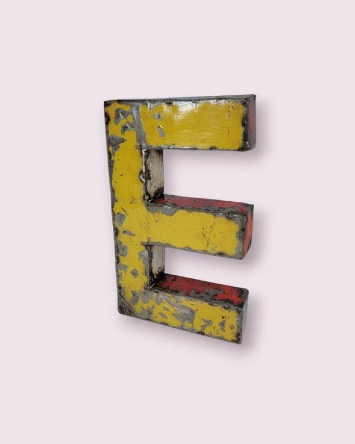Moogoo Creative Africa Buchstabe "E" aus recycelten Ölfässern