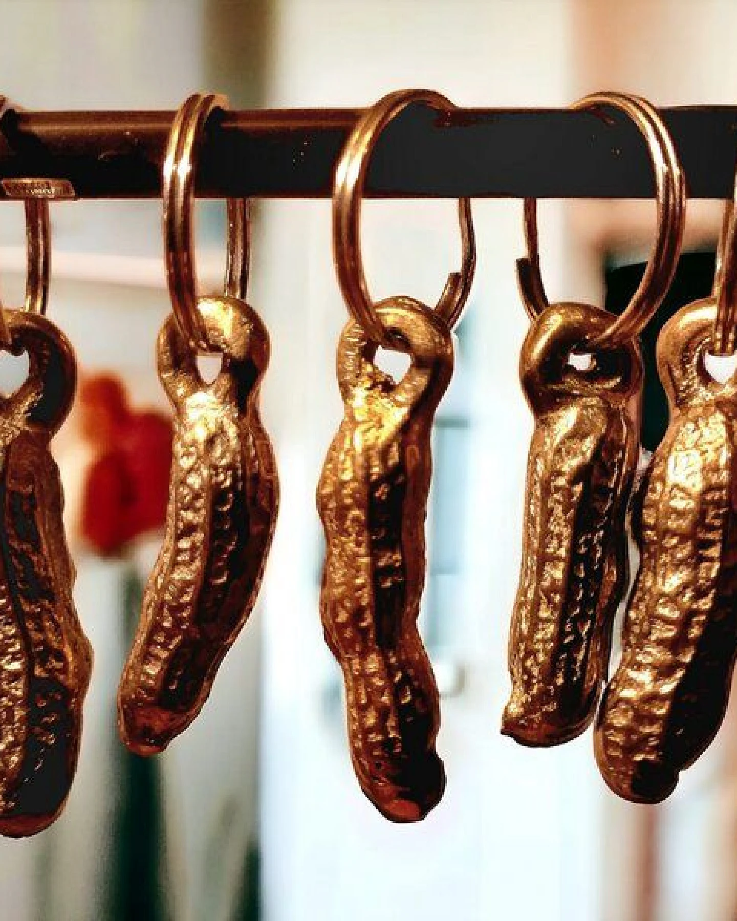 Moogoo Creative Africa Schlüsselanhänger "Erdnuss" aus Bronze – Ansicht 3