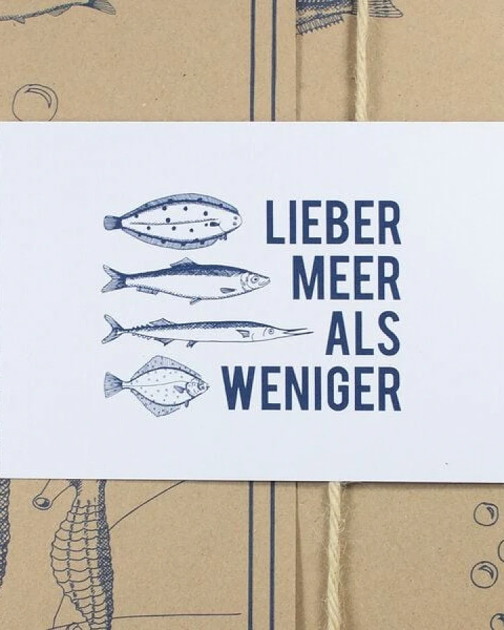 Bow & Hummingbird Postkarte Lieber Meer als weniger