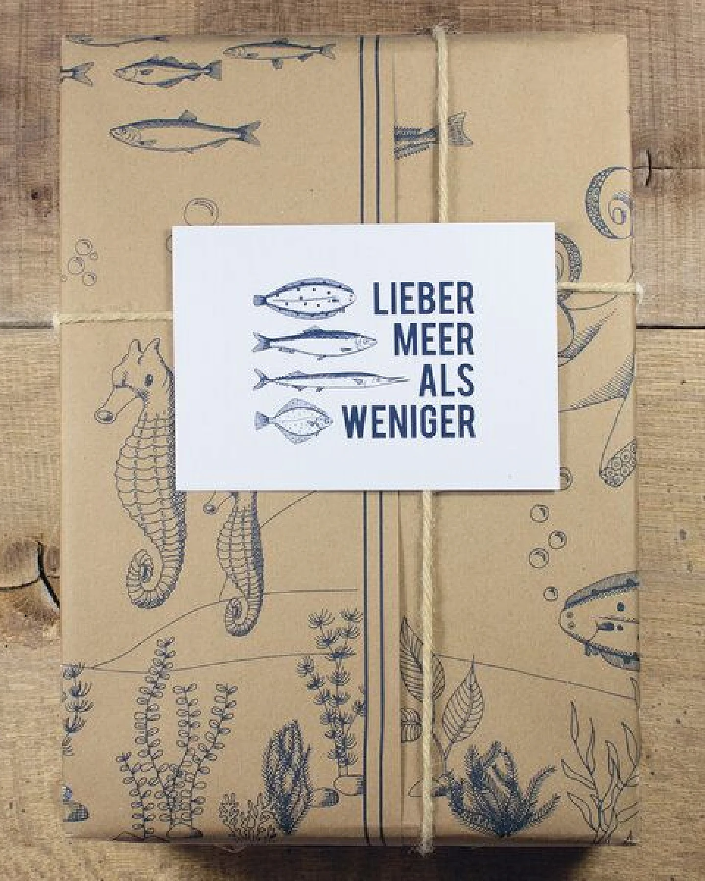 Bow & Hummingbird Postkarte Lieber Meer als weniger – Ansicht 2