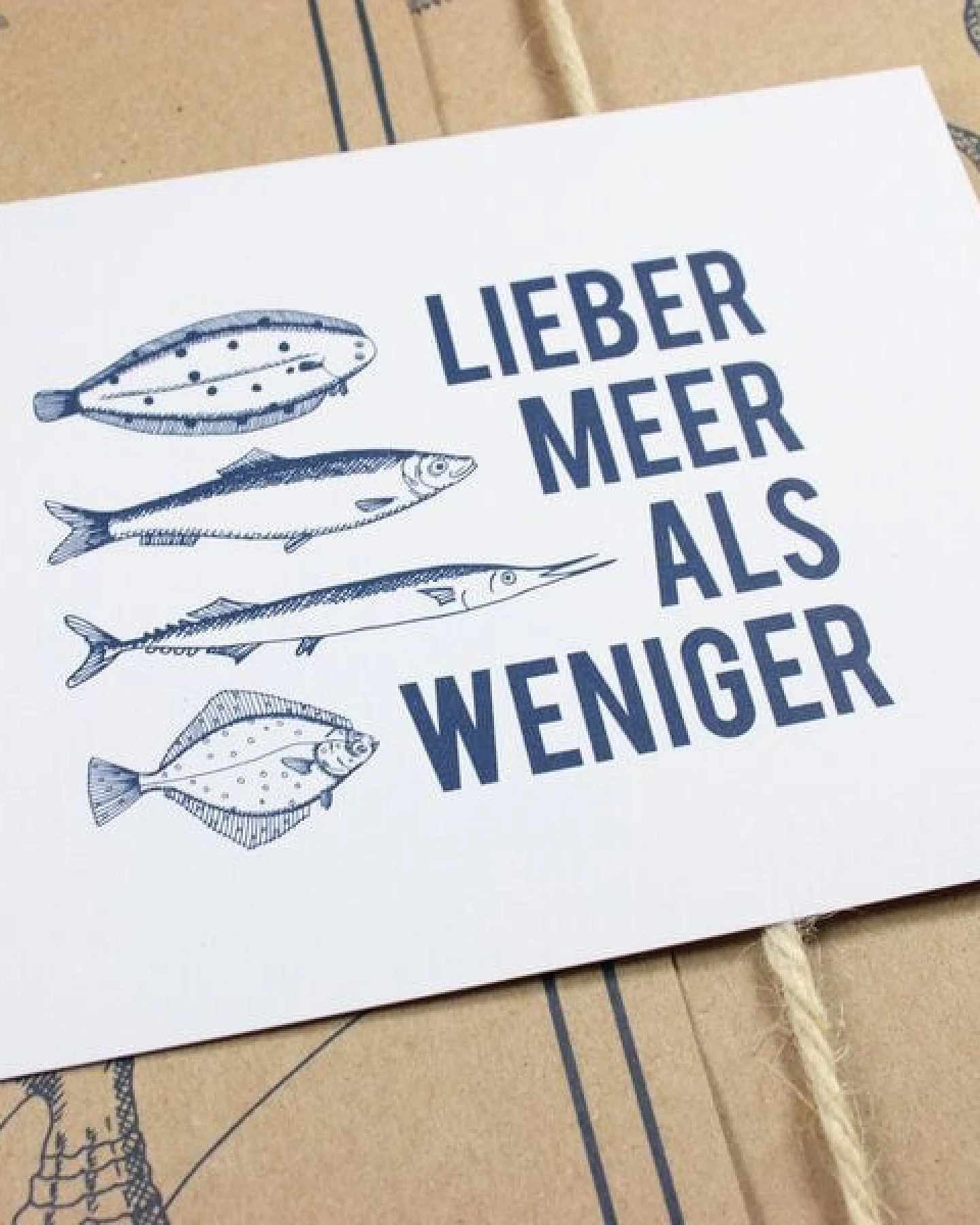 Bow & Hummingbird Postkarte Lieber Meer als weniger – Ansicht 3