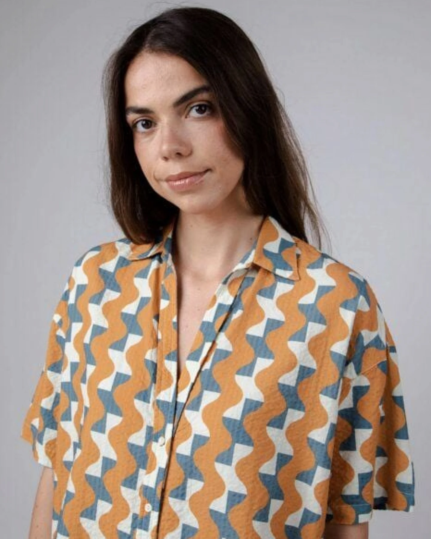 Brava Fabrics Big Tiles Cropped Bluse Ochre – Ansicht 2