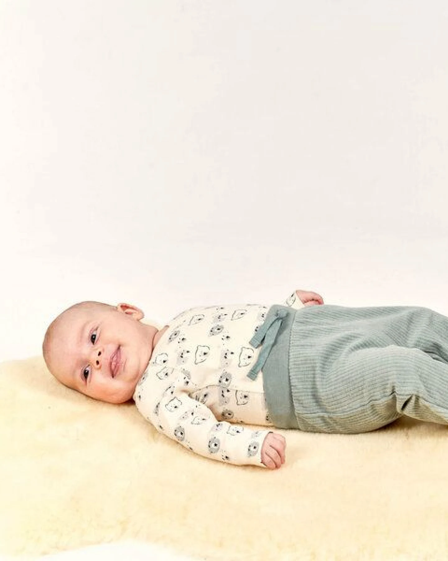 Sense Organics & friends in cooperation with GARY MASH Baby Wickelbody mit Alloverdruck aus Biobaumwolle – Ansicht 2